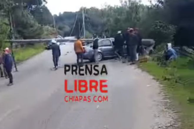 Cae poste de luz sobre un veh&iacute;culo en San Crist&oacute;bal de Las Casas