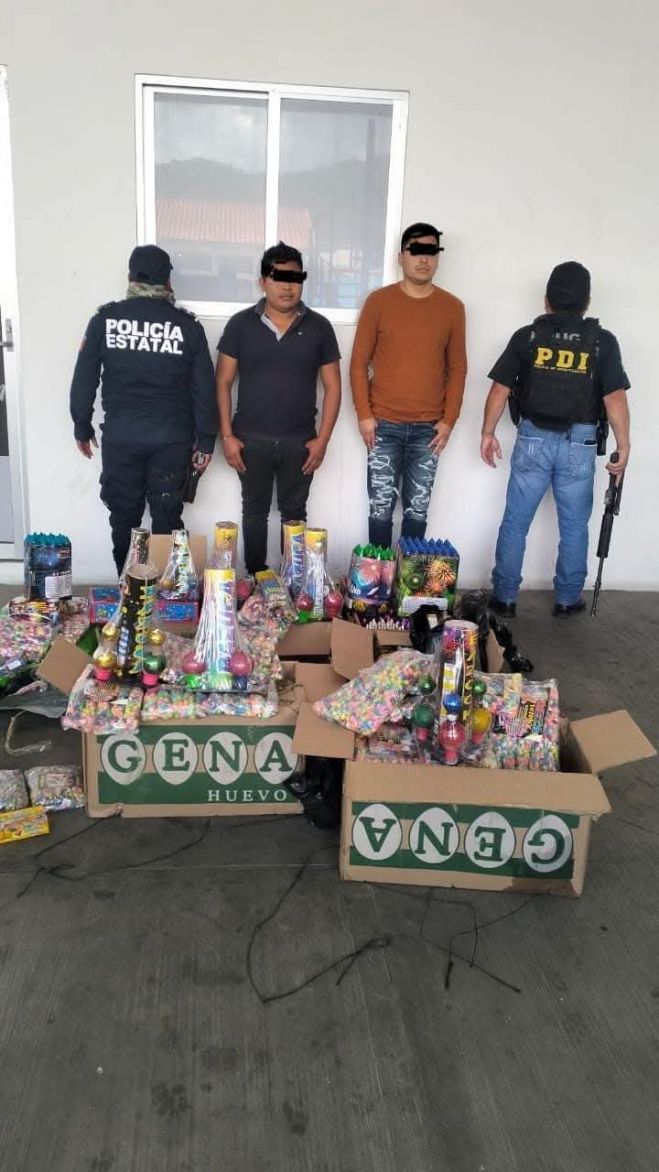 Detienen a dos sujetos con explosivos 