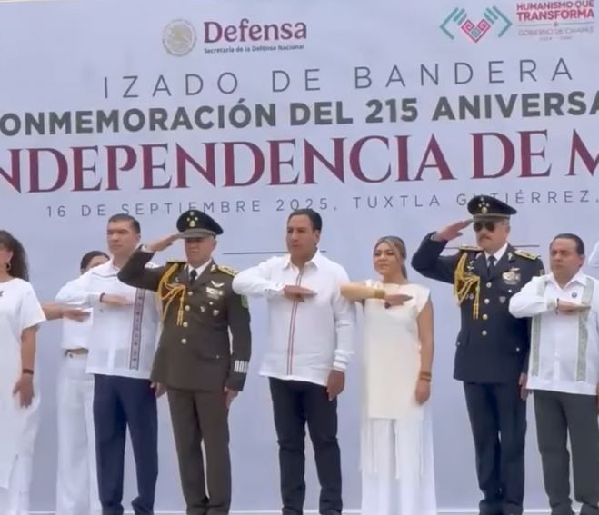 Junto al pueblo de Chiapas, Eduardo Ram&iacute;rez presencia desfile c&iacute;vico-militar por el 215 aniversario de la Independencia