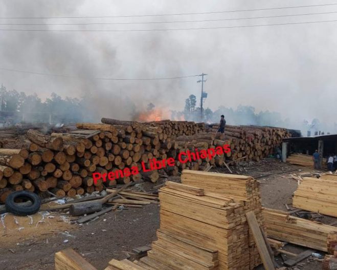 Fuerte incendio en aserradero de Altamirano 