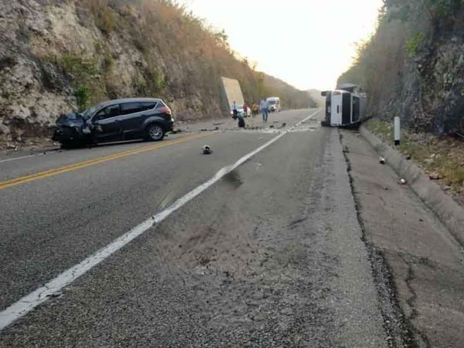 Trascendi&oacute; | Choque de camionetas deja dos muertos
