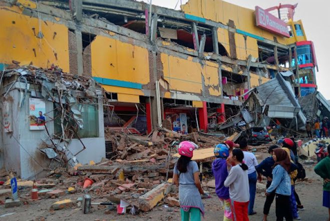 Elevan a 384 el n&uacute;mero de muertos por terremoto y tsunami en Indonesia