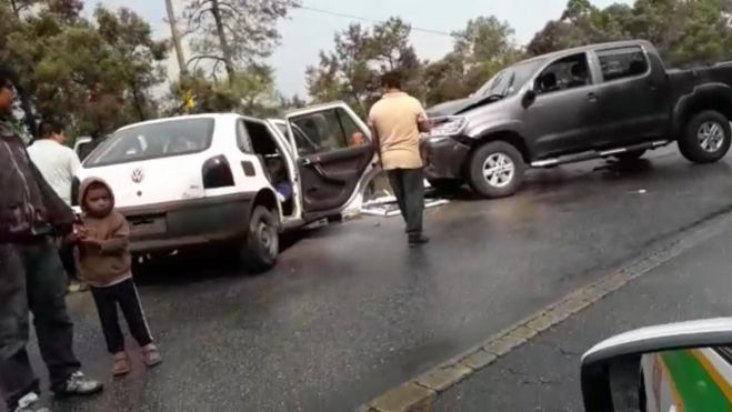Dos lesionados deja encontronazo automovilístico