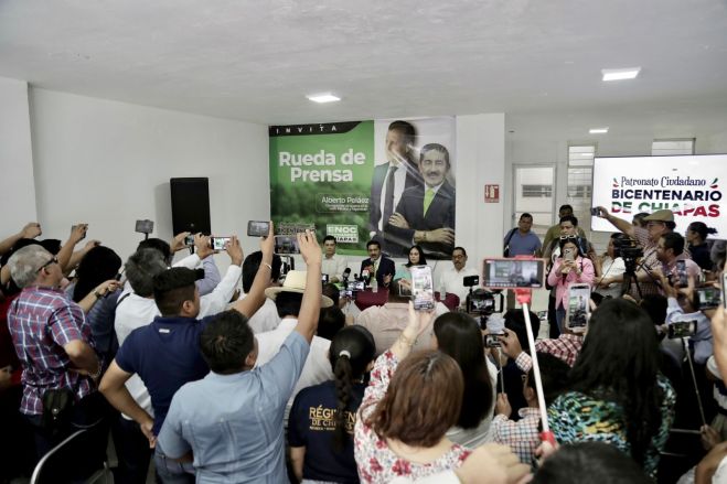  El periodista internacional y corresponsal de guerra en el Golfo Pérsico, fue invitado por Enoc Hernnadez Cruz y el Patronato Ciudadano por el Bicentenario de Chiapas.