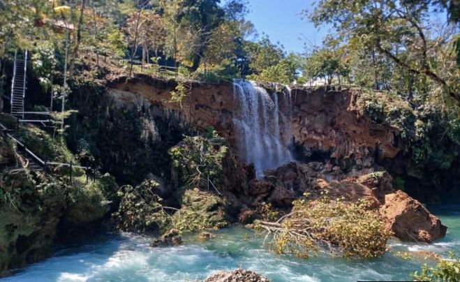 Derrumbe en cascada de Xanil alarma a turistas en Chil&oacute;n