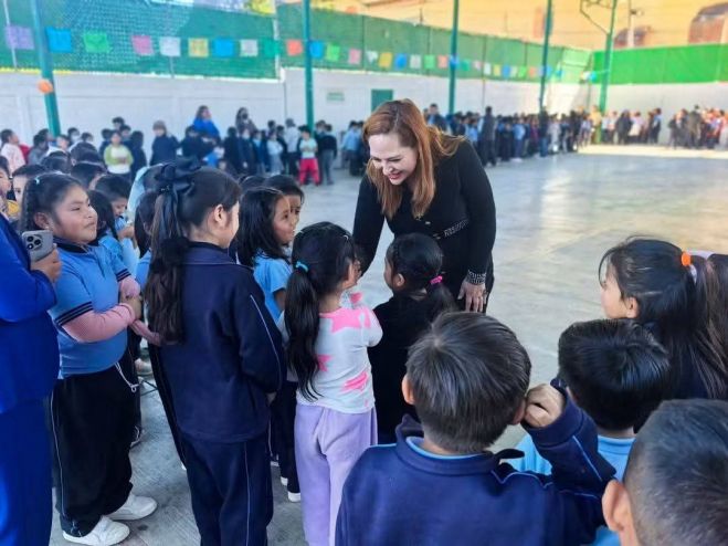 Presidenta Fabiola Ricci reafirma su compromiso con la ni&ntilde;ez sancristobalense en la escuela Fray V&iacute;ctor Mar&iacute;a Flores Fern&aacute;ndez