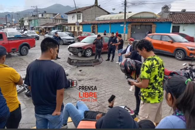 Vehículo arrolla a motociclista