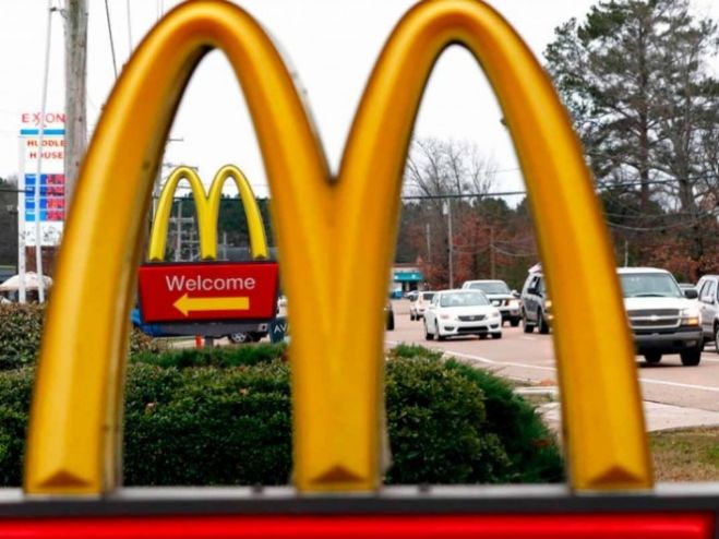 Una enfermedad intestinal vinculada en algunos casos a ensaladas vendidas en restaurantes de McDonald's del Medio Oeste ha provocado v&oacute;mitos y diarrea a decenas de consumidores