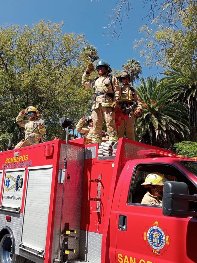 Saldo blanco durante tradicional desfile del 20 de Noviembre en SCLC