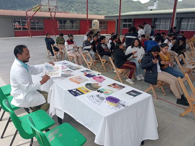 Personal de salud imparte pl&aacute;ticas preventivas a estudiantes 