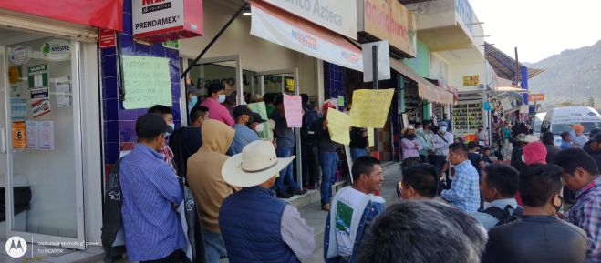 Indígenas de Huixtán se manifiestan en sucursal bancaria