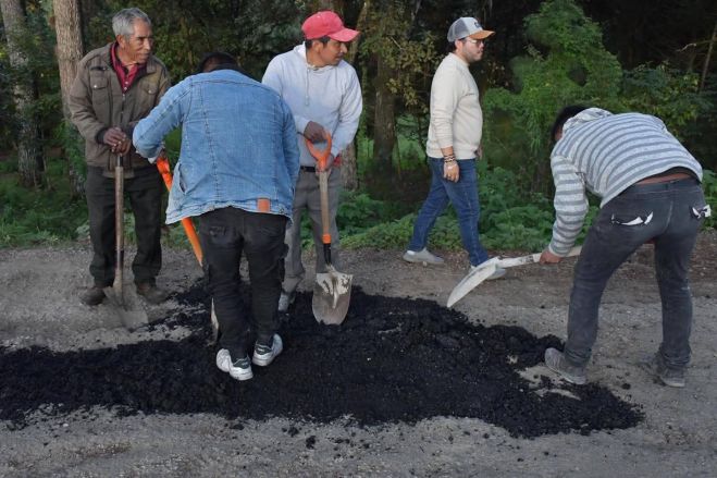 Se Realiza Bacheo en Frío en la Comunidad de Zacualpa con Apoyo del Ayuntamiento de San Cristóbal