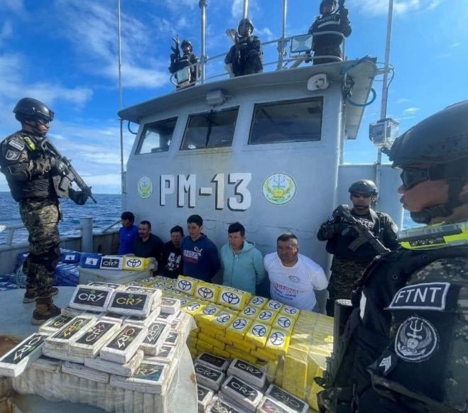 Marina  Salvadore&ntilde;a, detiene  a mexicanos que transportaban droga. 
