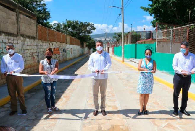 Beneficia Rutilio Escandón a habitantes de la Colonia Albania Alta con pavimentación de calle