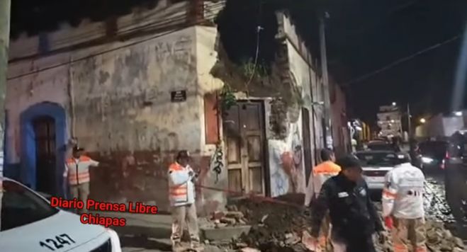 Colapsa pared de vivienda en el barrio de Santa Lucía