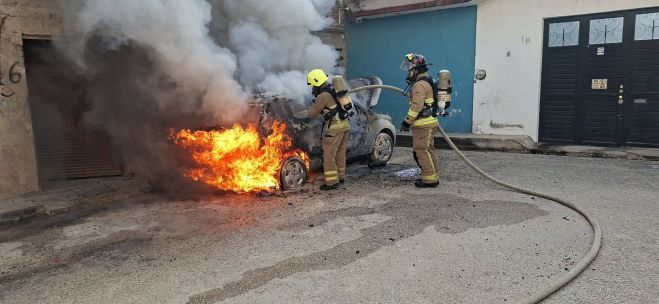 Bomberos sofocan incendio de veh&iacute;culo en la colonia Santa Martha