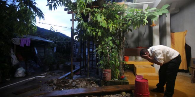 Mohamed Amin, de 55 años, musulmán del grupo étnico tzotzil maya, se lava la cara antes de rezar en el patio trasero de su casa en San Cristóbal de las Casas, en el estado de Chiapas.