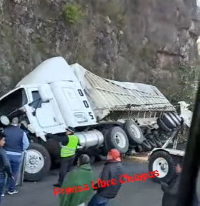 Tr&aacute;iler vuelca en la carretera de cuota San Crist&oacute;bal de Las Casas - Chiapa de Corzo 
