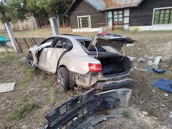 Perdió el control y destrozó su vehículo 
