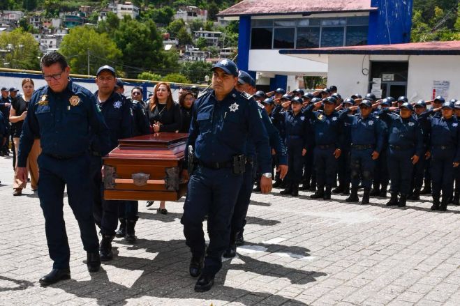 Rinden homenaje de cuerpo presente al Policía Tercero Alfredo Gómez Méndez, caído en cumplimiento de su deber