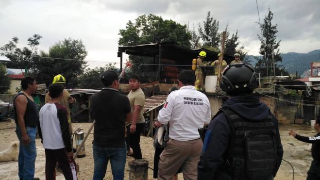 Controlan incendio en casa habitación en el barrio de Mexicanos