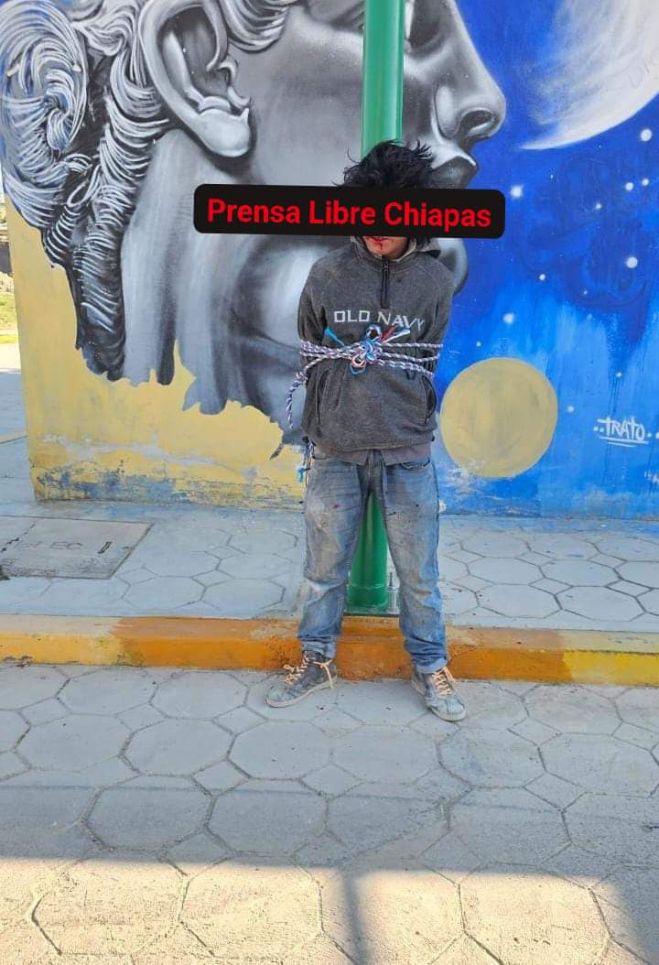 Lo amarran y le dan su "calentadita" por ladr&oacute;n en San Crist&oacute;bal de Las Casas 