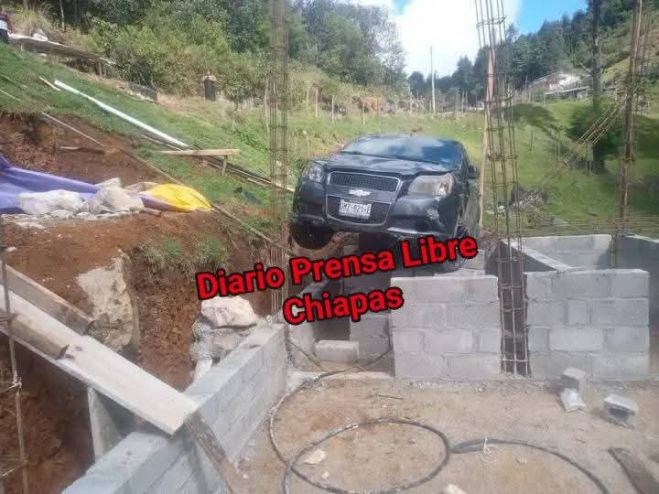 Vehículo cae en obra tras perder el control en Chamula