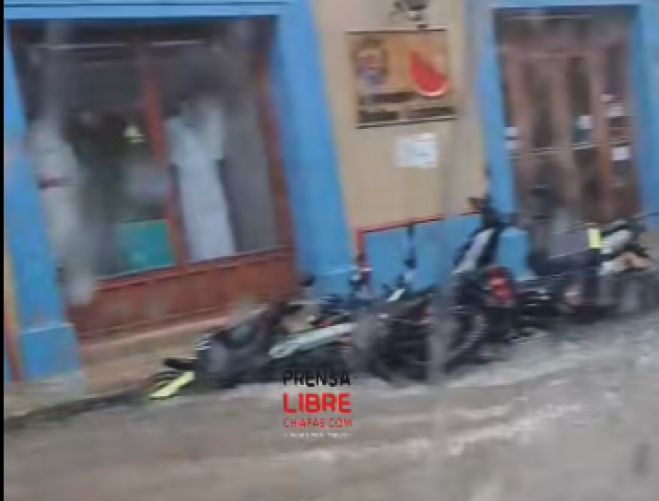 Lluvia en San Crist&oacute;bal arrastra motocicletas y causa encharcamientos