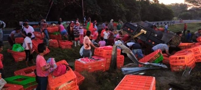 En Chiapas, vuelca cami&oacute;n con pollos y la rapi&ntilde;a no se hizo esperar