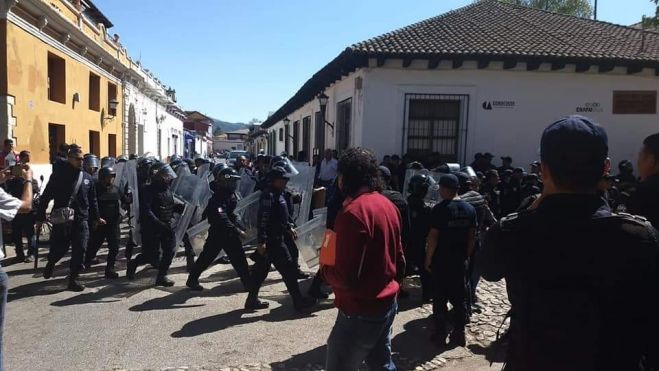 Polic&iacute;as replegaron a manifestantes con gas pimienta en San Crist&oacute;bal de Las Casas 