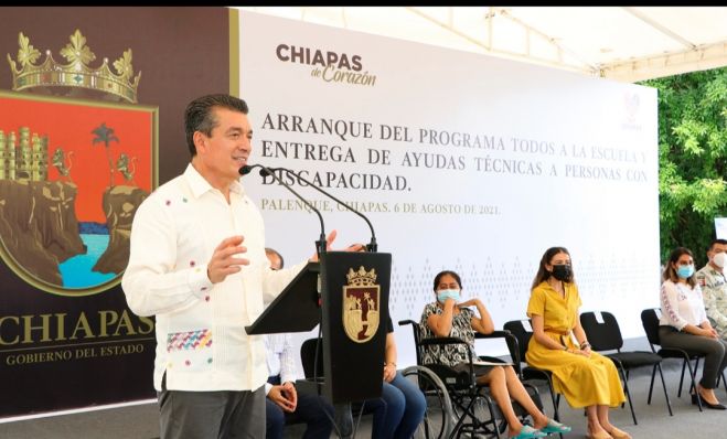 En Palenque, Rutilio Escandón encabeza entrega de ayudas técnicas y paquetes escolares