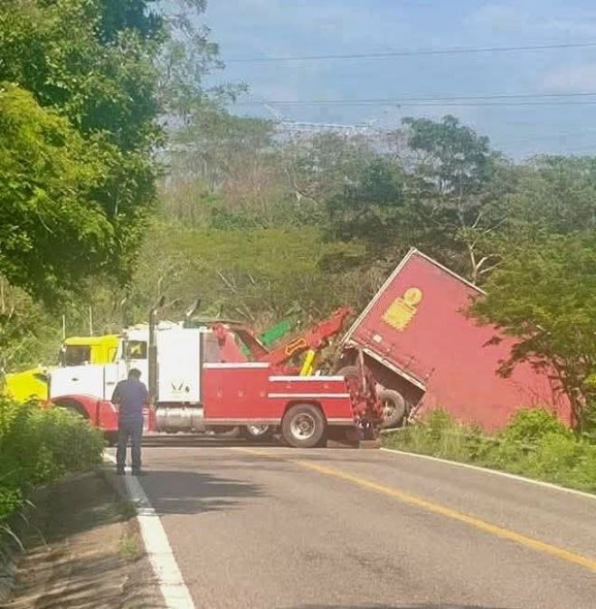 VOLCADURA DE TR&Aacute;ILER AFECTA TR&Aacute;NSITO EN TRAMO SALINA CRUZ - HUATULCO 