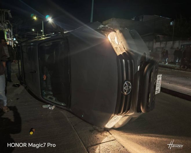 Accidente vial provoca volcadura en el Barrio Mar&iacute;a Auxiliadora