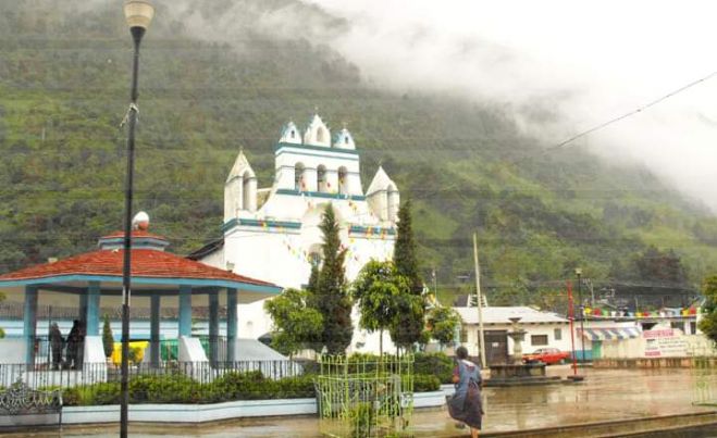 Denuncian a habitantes de Santa Martha de provocar incendio en una escuela de Chenalh&oacute; 