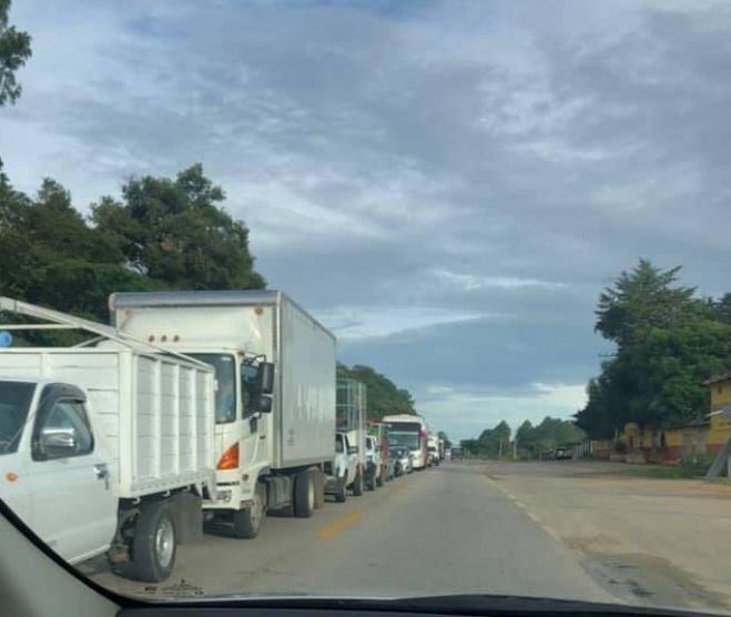 Estudiantes bloquean la carretera Teopisca-Comit&aacute;n por falta de pago de becas