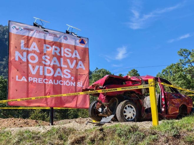 Instalan Monumento a la Imprudencia en carretera de cuota