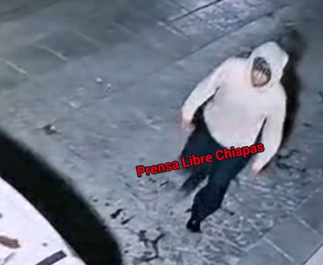Cámaras de vigilancia captan a hombre desvalijando vehículo en SCLC