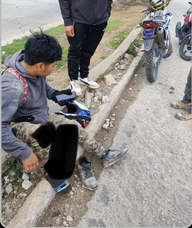 Accidente entre moto y auto deja un herido