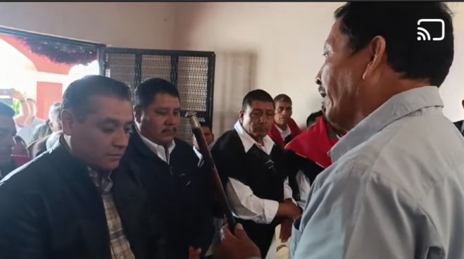 Recibe bast&oacute;n de mando presidente por usos y costumbres de Amatenango del Valle