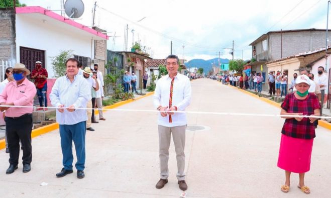 Inaugura Rutilio Escandón pavimentación con concreto hidráulico en Villaflores