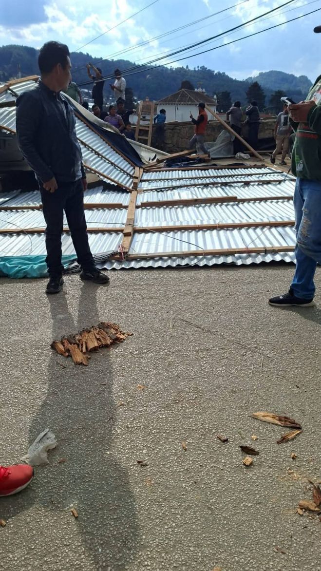 Remolino provoca daños en bodegas del mercado de flores en Zinacantán