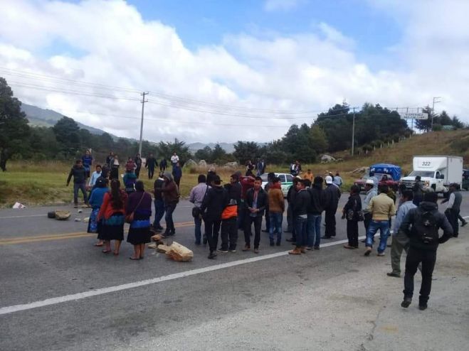 Habitantes de Chenalh&oacute; bloquean carretera de cuota ante incumplimiento de la Secretar&iacute;a del Campo