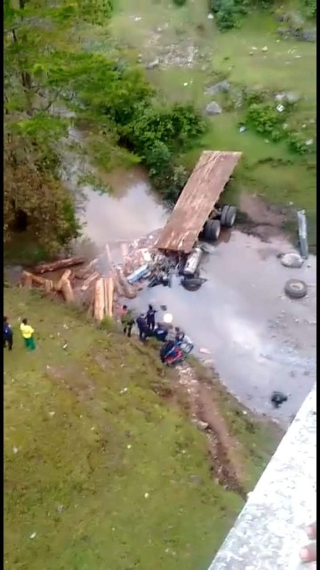 Muere conductor al irse al precipicio con todo y camión