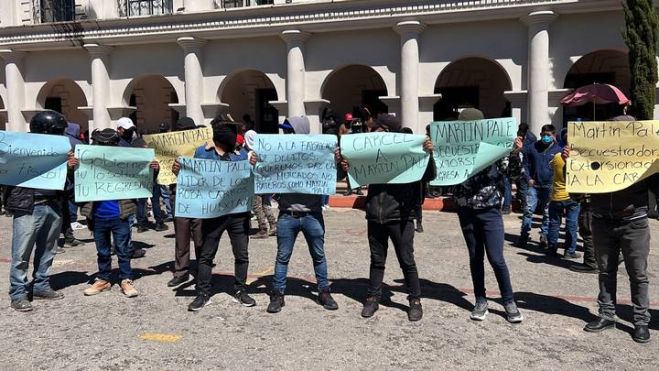   Un grupo de aproximadamente 100 personas que señalan ser locatarias y locatarios del Mercado Regional de los Altos (Mercaltos) en San Cristóbal 