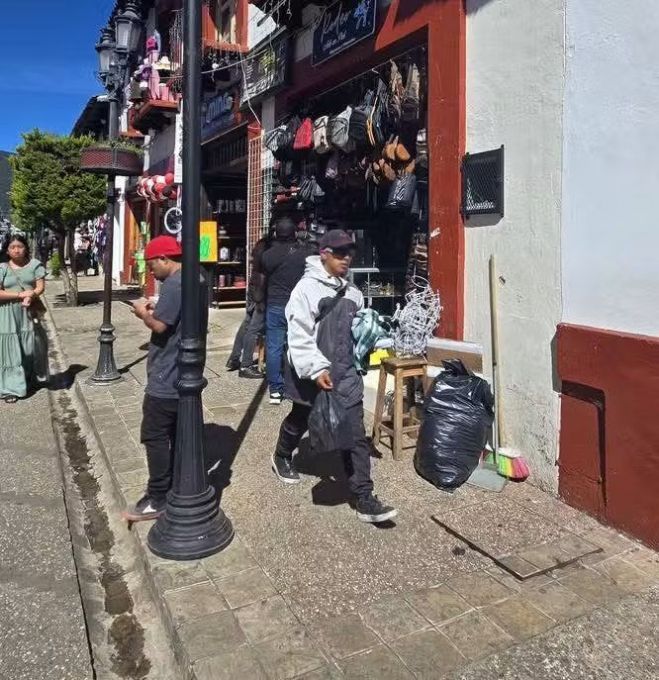 Retiran objetos y suspenden comercios en operativo del Centro Histórico