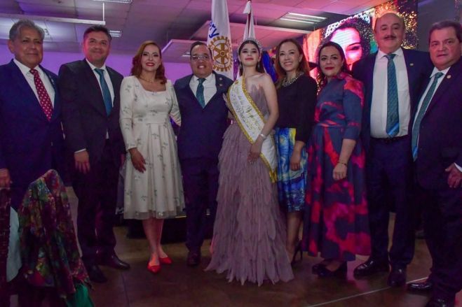 Brilla la tradición: éxito del Baile de la Rosa Más Bella en San Cristóbal de Las Casas