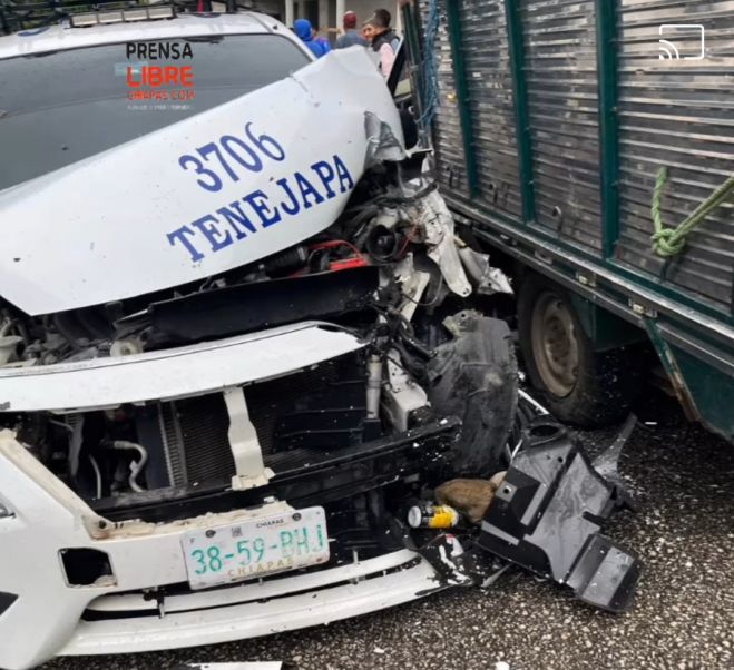 Taxi es embestido por un cami&oacute;n de tres toneladas 