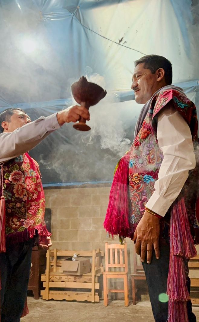 Enoc Hernandez Cruz, se reuni&oacute; con artistas, artesanos y escritores mayas de Zinacantan.