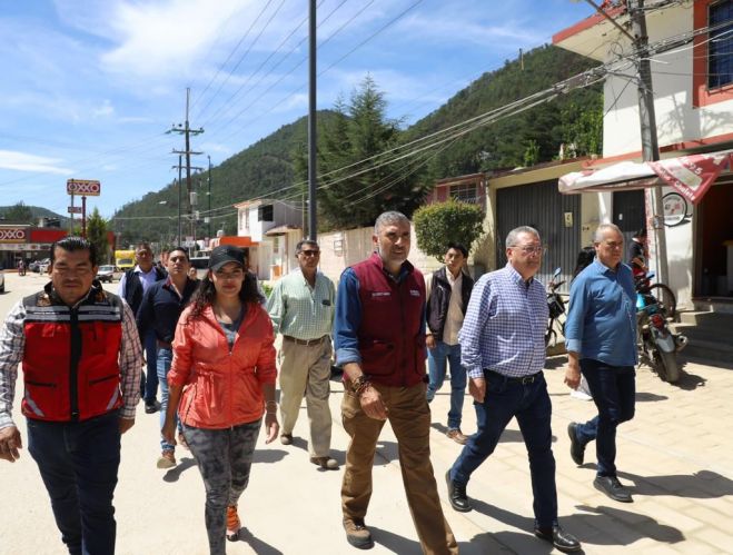 EL PRESIDENTE MDO ACOMPA&Ntilde;&Oacute; A &Aacute;NGEL CARLOS TORRES CULEBRO SECRETARIO DE OBRAS P&Uacute;BLICAS DEL ESTADO DE CHIAPAS A UN RECORRIDO DEL PERIF&Eacute;RICO SUR