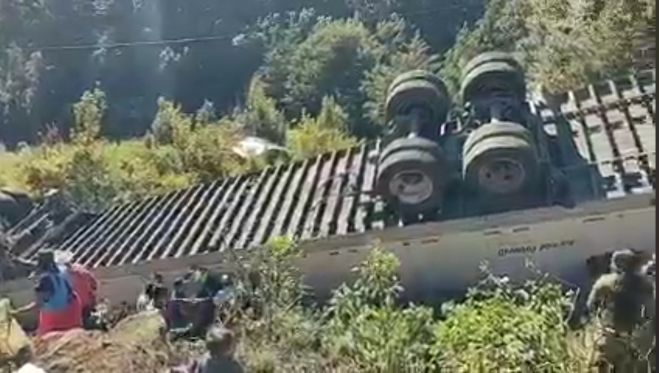 Vuelca tráiler en la de cuota